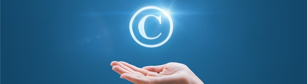 Icono de Copyright sobre mano para las normas UNE