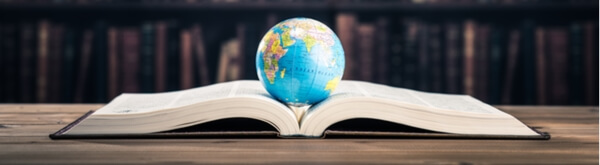 Globo terraqueo sobre libro
