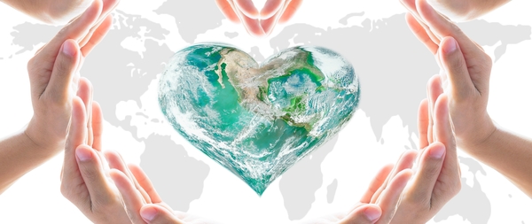 Manos envuelven un corazón para la Protección del medio ambiente