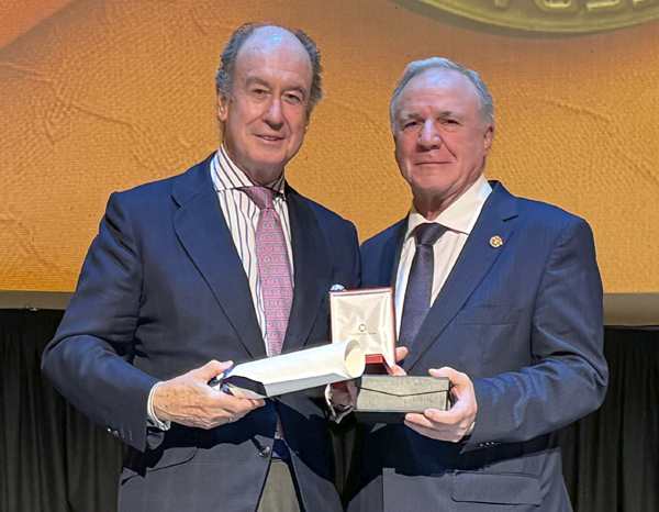 Alfredo Berges recibe la Medalla de Honor de la Carretera de la AEC